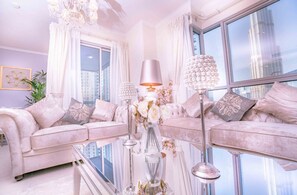 4 عدّة غرف نوم وبديكورات فريدة لكل غرفة وطراز فريد لكل وحدة وستائر تعتيم