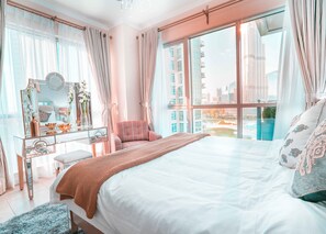 4 عدّة غرف نوم وبديكورات فريدة لكل غرفة وطراز فريد لكل وحدة وستائر تعتيم