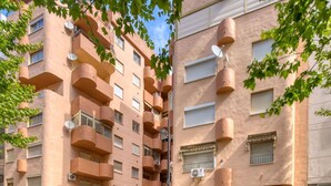 A multi-story residential building with balconies, satellite dishes, and a laundry service sign. - Lovely apartment for 4 people with WIFI, A/C, TV and pets allowed (Calpe)
