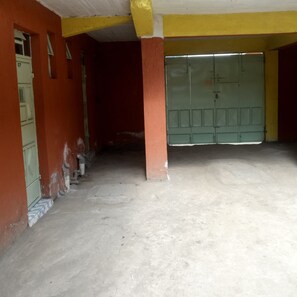 Interior entrance - Qwetu Guest House (Nakuru)