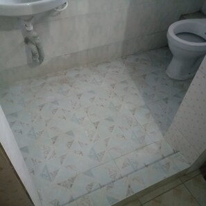 Single Room | Bathroom - Qwetu Guest House (Nakuru)