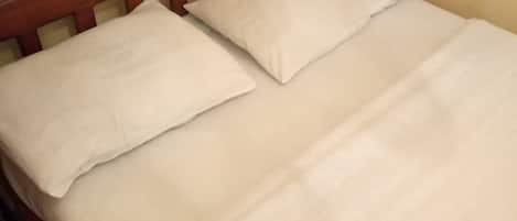 Single Room | Desk, free WiFi, bed sheets