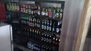 Un bar con estantes llenos de diferentes botellas de licor.