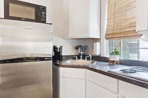 Refrigerador, microondas, parrilla de estufa y cafetera y tetera 