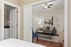 1 habitación, escritorio, tabla de planchar con plancha y cuna de viaje 