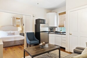 1 habitación, escritorio, tabla de planchar con plancha y cuna de viaje