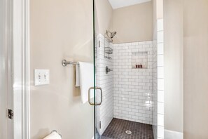 Shower, hair dryer, shampoo - Bright & Secluded Apartment with Pool Access (Charleston)