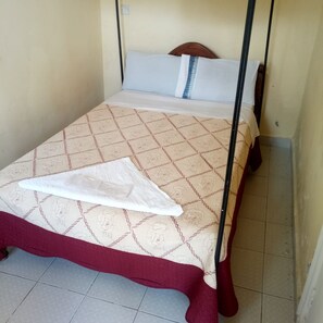 雙人房單人入住 | 書桌、免費 Wi-Fi、床單