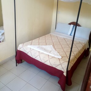 雙人房單人入住 | 書桌、免費 Wi-Fi、床單