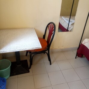 Kamar Double untuk 1 Orang | Meja kerja, Wi-Fi gratis, dan seprai linen