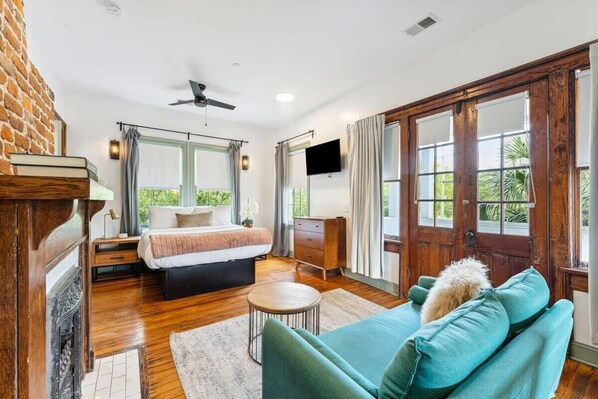 1 bedroom, desk, iron/ironing board, WiFi