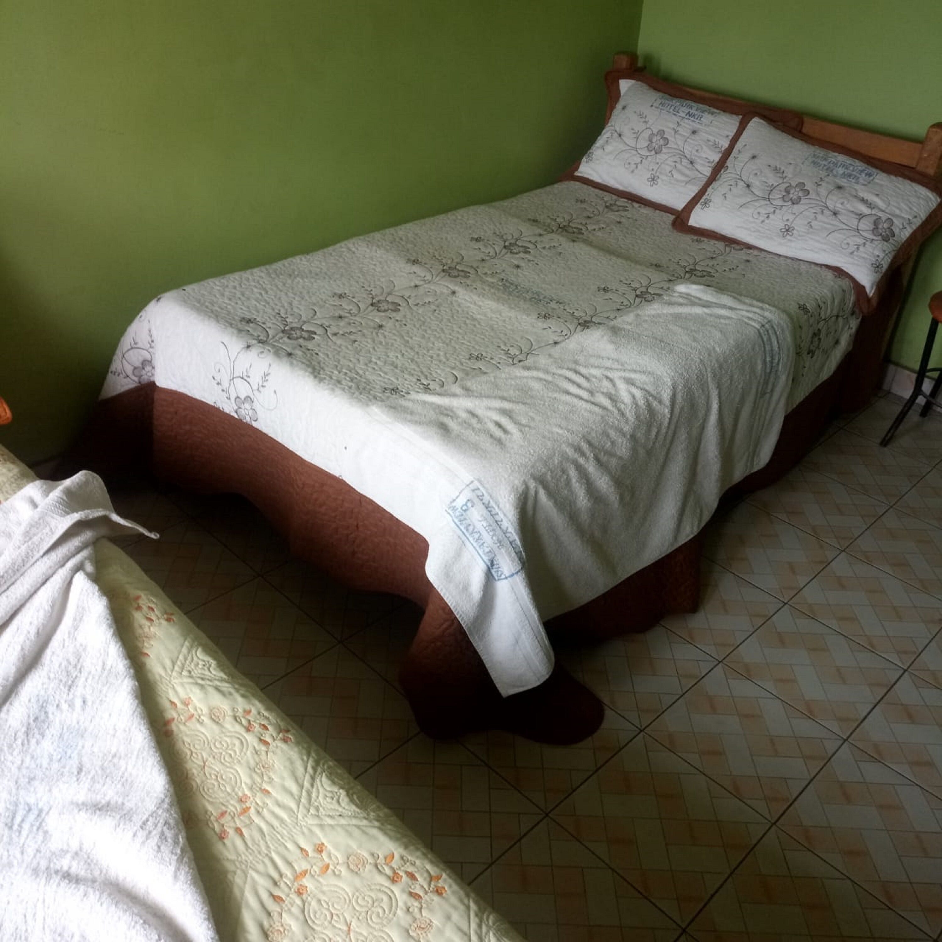 Escritorio, wifi gratis y ropa de cama 