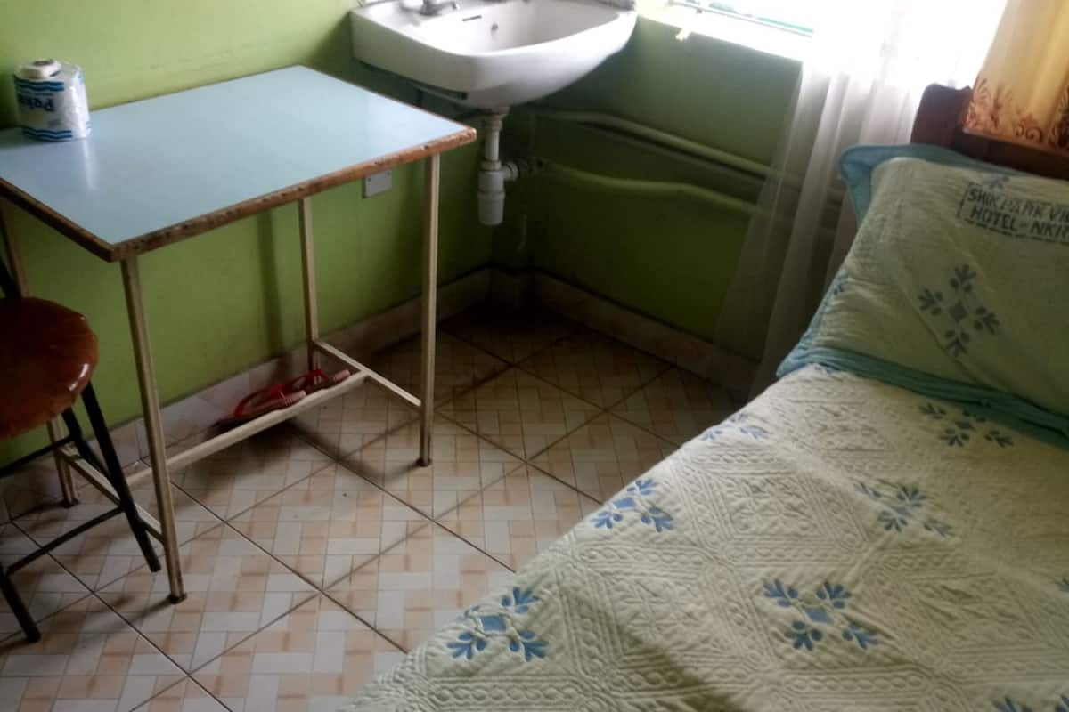 Escritorio, wifi gratis y ropa de cama