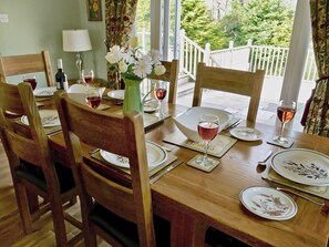 Dining - 3 bedroom accommodation in Amble (Amble)