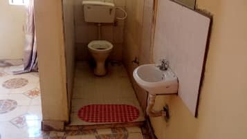 Single Room | Bathroom | Shower, rainfall showerhead, slippers, towels