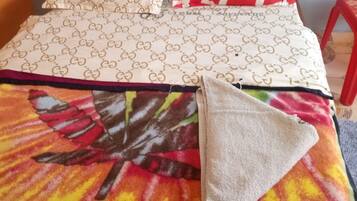 Single Room | Desk, blackout drapes, free WiFi