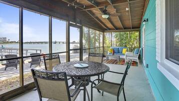 Ferienhaus, Mehrere Betten (Boca Bay 3BR home, Water front, Dock,) | Balkon