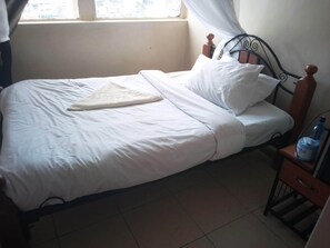 Single Room | Desk, blackout curtains, free WiFi, bed sheets