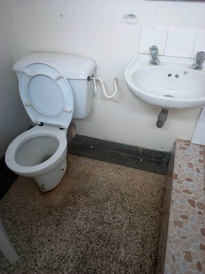 Double Room | Bathroom | Shower, rainfall showerhead, towels, soap