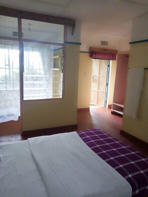 Double Room | Desk, free WiFi, bed sheets - Wamagach Kahua- Ini Hotel (Nyeri)