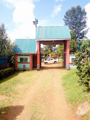 Property entrance - Wamagach Kahua- Ini Hotel (Nyeri)