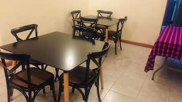 Se sirven desayunos, comidas, cenas y cocina internacional