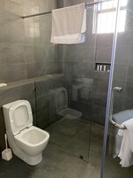 Toallas, jabón, papel higiénico