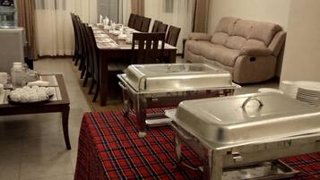 Tägliches inbegriffenes kontinentales Frühstück