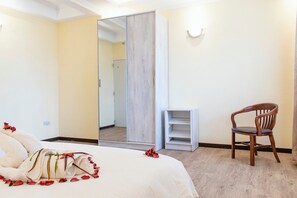 Escritorio, wifi gratis y ropa de cama 