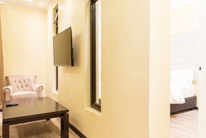 Escrivaninha, Wi-Fi de cortesia, roupa de cama