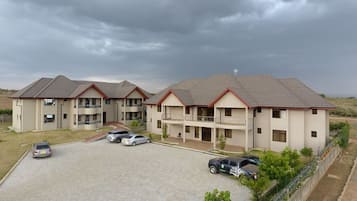 Vista frontal de la propiedad