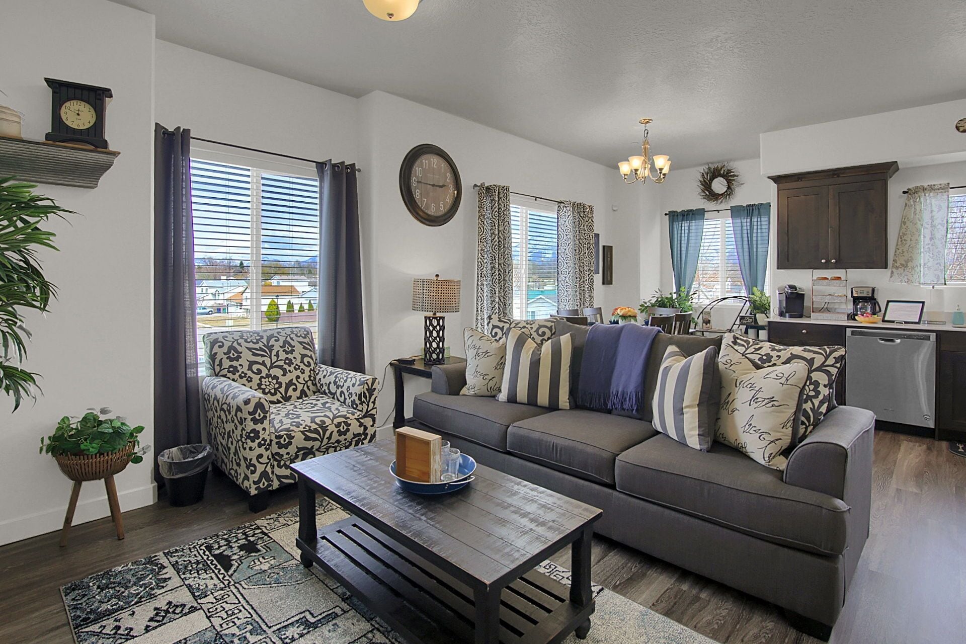 Smart TV, Netflix, Hulu, streaming services