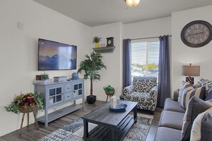 Smart TV, Netflix, Hulu, streaming services