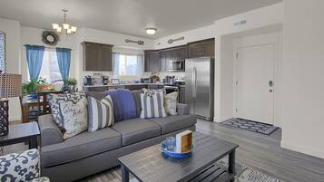 Smart TV, Netflix, Hulu, streaming services