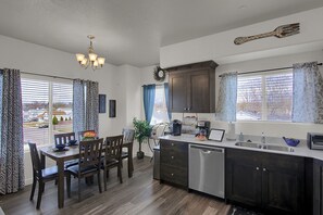 Dining - ✔️Fabulous Luxury Apt ✔️ Fast WiFi ✔️ 4KHDTV ✈ Hill AFB (Clearfield)