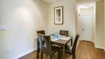 Apartment, 2 Bedrooms | In-room dining