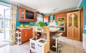 Jääkaappi, mikroaaltouuni, uuni, astianpesukone