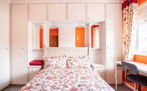 1 habitación, escritorio, tabla de planchar con plancha y wifi gratis 