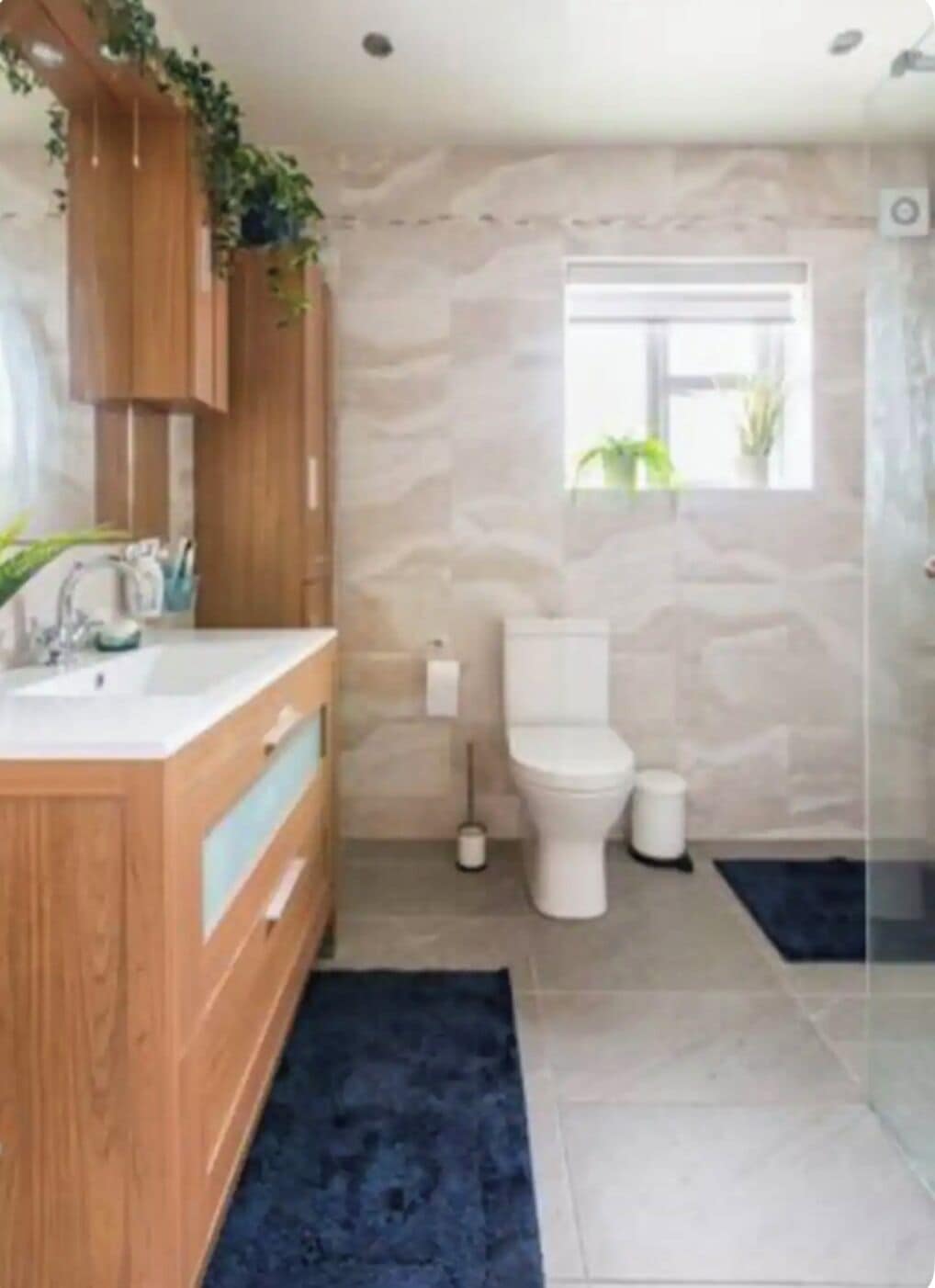 Suihku, hiustenkuivaaja, pyyhkeet, saippua