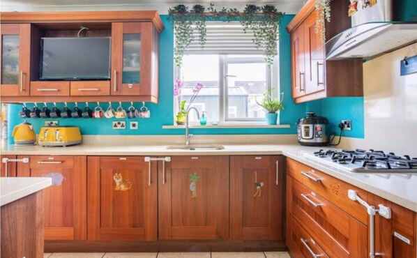 Refrigerador, microondas, horno y lavavajillas 