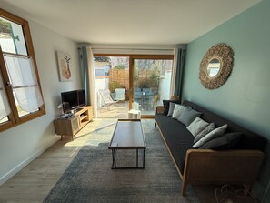 Una televisión, un reproductor estéreo