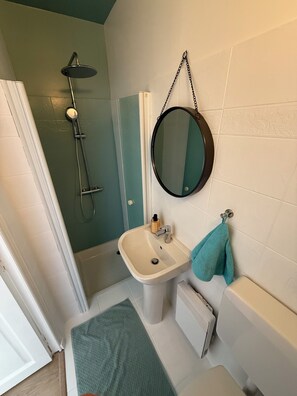 Baignoire, séchoir à cheveux, savon, papier de toilette