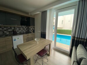 Full-size fridge, stovetop, dishwasher, electric kettle - Elanis Suites (Antalya)