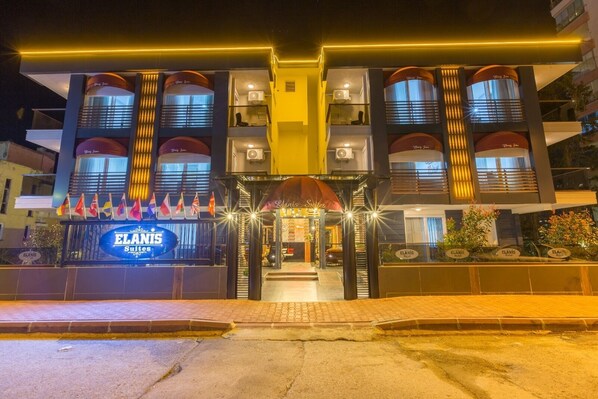 Front of property - evening/night - Elanis Suites (Antalya)