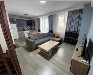 Duplex Suite with Pool Access | Wohnbereich | LCD-Fernseher