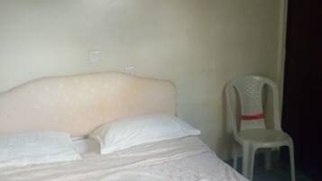 Deluxe tweepersoonskamer | Een bureau, beddengoed