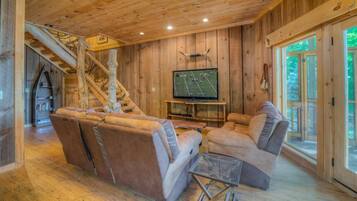 Cabin, 3 Bedrooms | Living room | TV