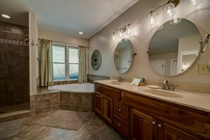 Cabin, 4 Bedrooms | Bathroom | Hair dryer, towels