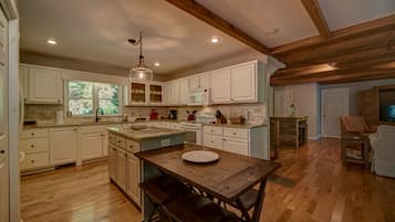 Cabin, 4 Bedrooms | Private kitchen | Fridge, microwave, stovetop, dishwasher