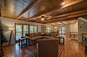 Cabin, 4 Bedrooms | Living room